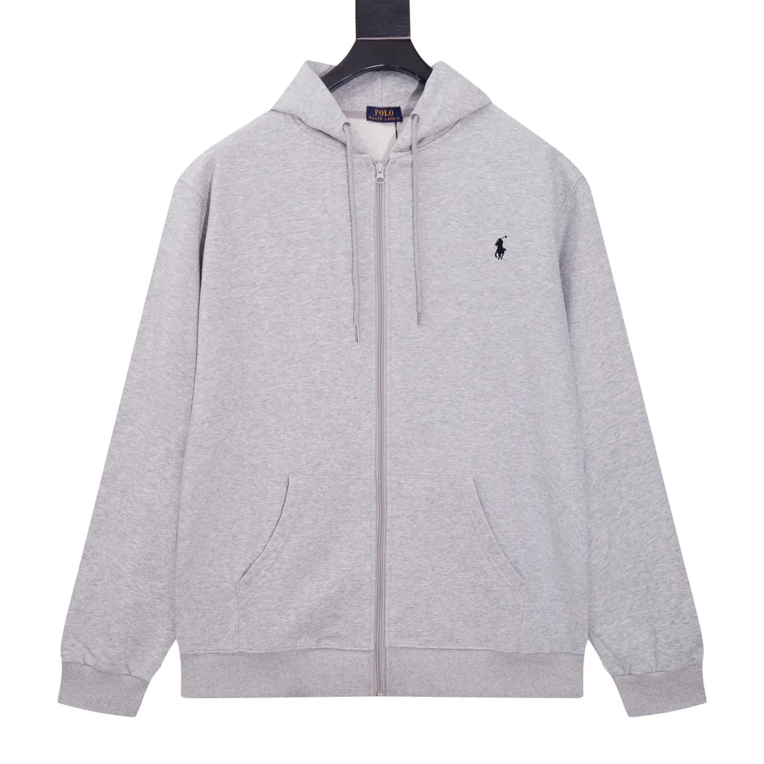 P240 Style No. 807 Ralph Lauren/Ralph Lauren pony embroidered zipper cardigan hooded sweatshirt. A one-of-a-kind sweatshirt for autumn and winter is here. You can wear it casually no matter how you wear it! ! This hooded sweatshirt is decorated with the simple style that represents Ralph Lauren and is paired with a pony embroidery pattern, which is three-dimensional and full! The solid color fabric paired with exquisite embroidery instantly sets it off! Hooded sports design, loose and casual fit! The overall texture is very strong! Through the pictures, we can feel the thickness and texture of custom-woven and dyed threads. The workmanship is exquisite. They are shipped from major foreign trade factories. They are all made by masters with many years of experience. Everything is of high standards and requirements! Simple and versatile model ~ Made of imported pique cotton fabric, which is super delicate and soft, close to the body without being tied. All fabrics and accessories are original custom-made and of high quality! Perfectly reflects the brand’s sense of superiority! Standard cut, comfortable stretch, unrestricted movement! Highly practical, high-end and classy! Versatile style ~ can be paired with jeans or jogging pants. Ideal for transitioning from your morning commute to weekend events! Size: S-XL Navy Black Gray